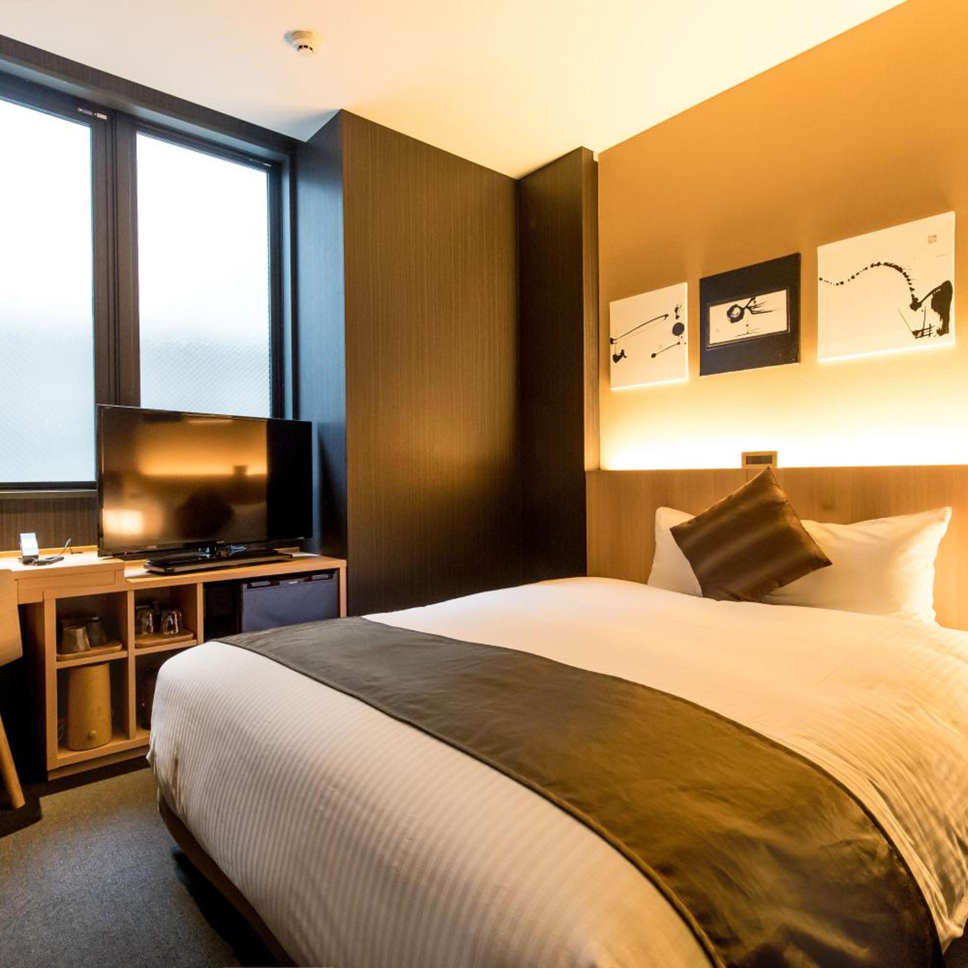 ROOM, QUEEN BED