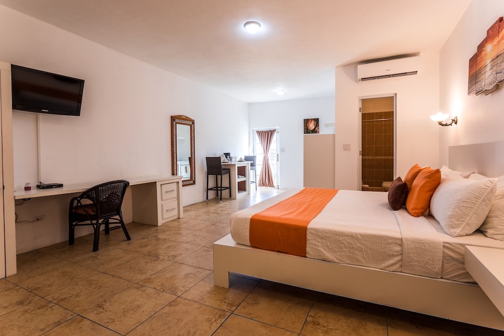1 Bedroom, Suite, King Bed, Resort View, Kitchenette 2/10
