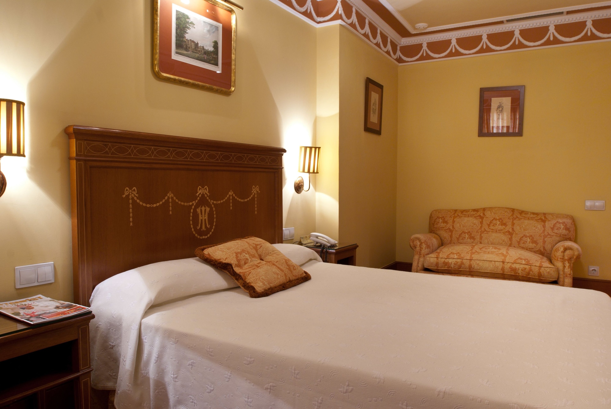 ROOM, DOUBLE OR TWIN BED