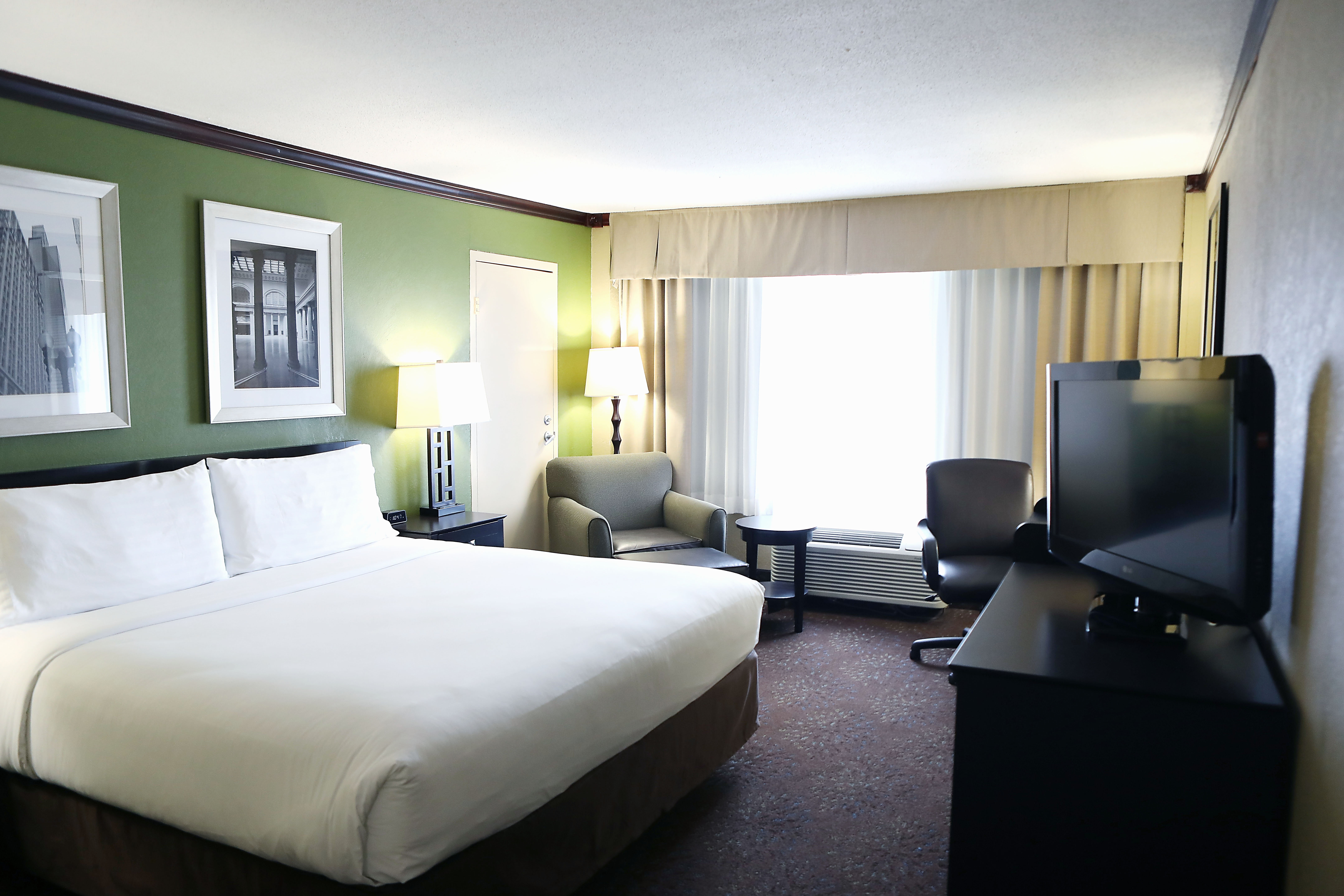 HOLIDAY INN CHICAGO OAKBROOK 24/63
