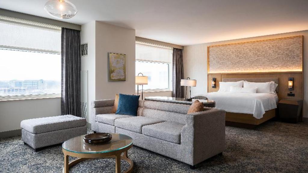 1 Bedroom, Junior Suite, Studio, King Bed, Sofa, Club Lounge Access