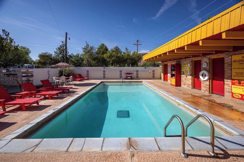 Apache Motel 44/48