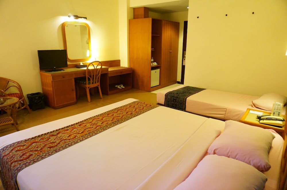 Losari Beach Inn 12/32