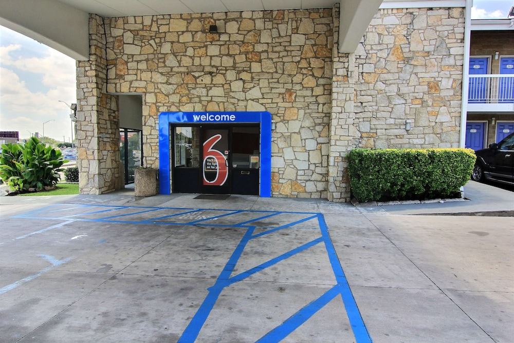 Motel6 Austin, TX - Central Downtown UT 41/53