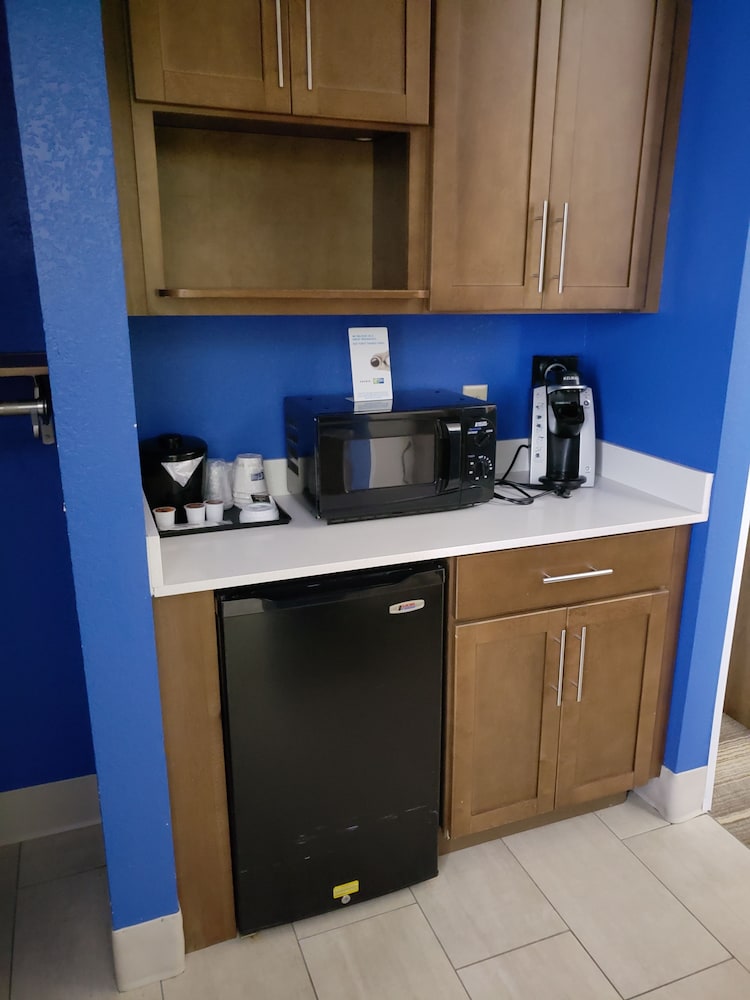 Holiday Inn Express Suites Raleigh Ne Medical Ctr Area 61/74