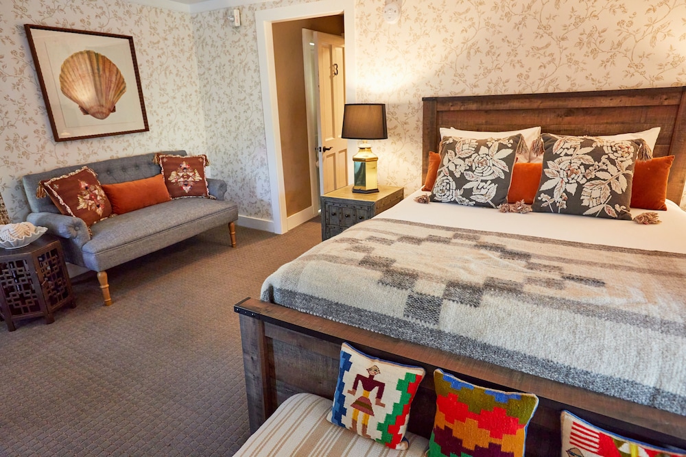 Shelter Harbor Inn 26/72