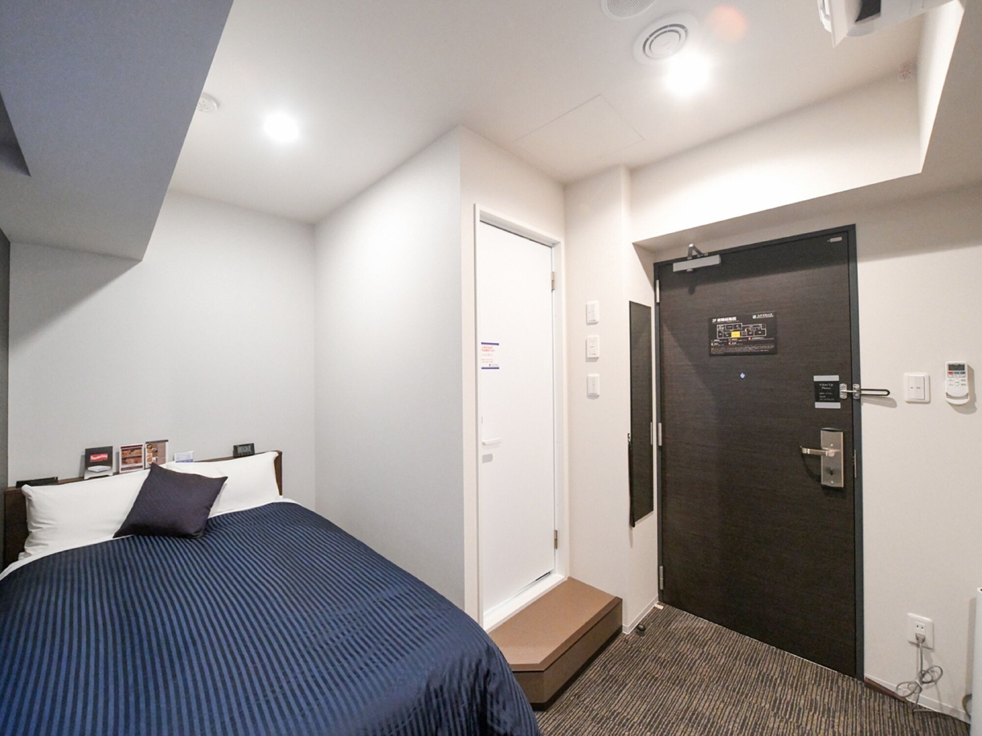 ROOM, SINGLE, SMOKING