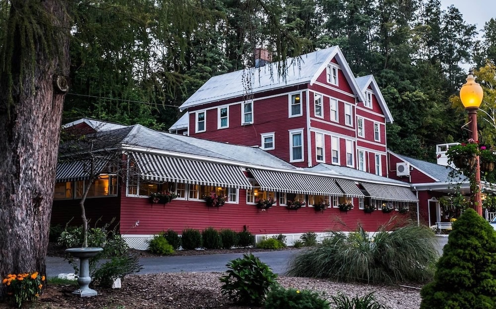 Springside Inn 1/44