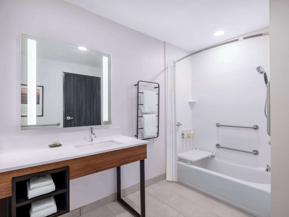 La Quinta Inn and Suites by Wyndham Chelsea 33/35