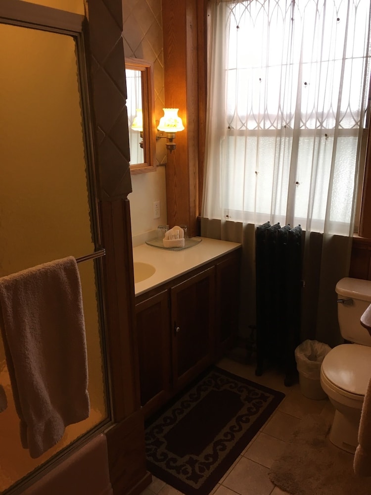 Victorian Charm Inn 25/47
