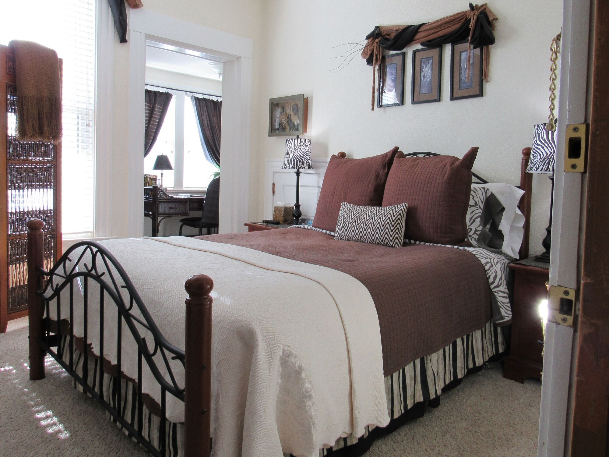 Design, Suite, Queen Bed, Mountain View