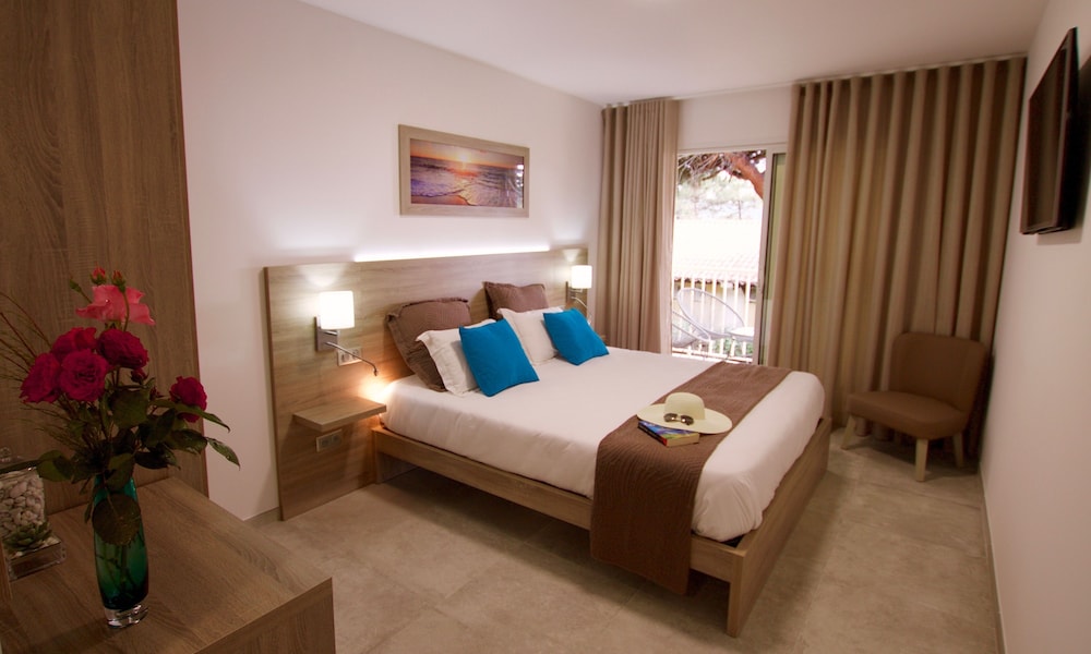 Marina Di Lava Hotel 24/60