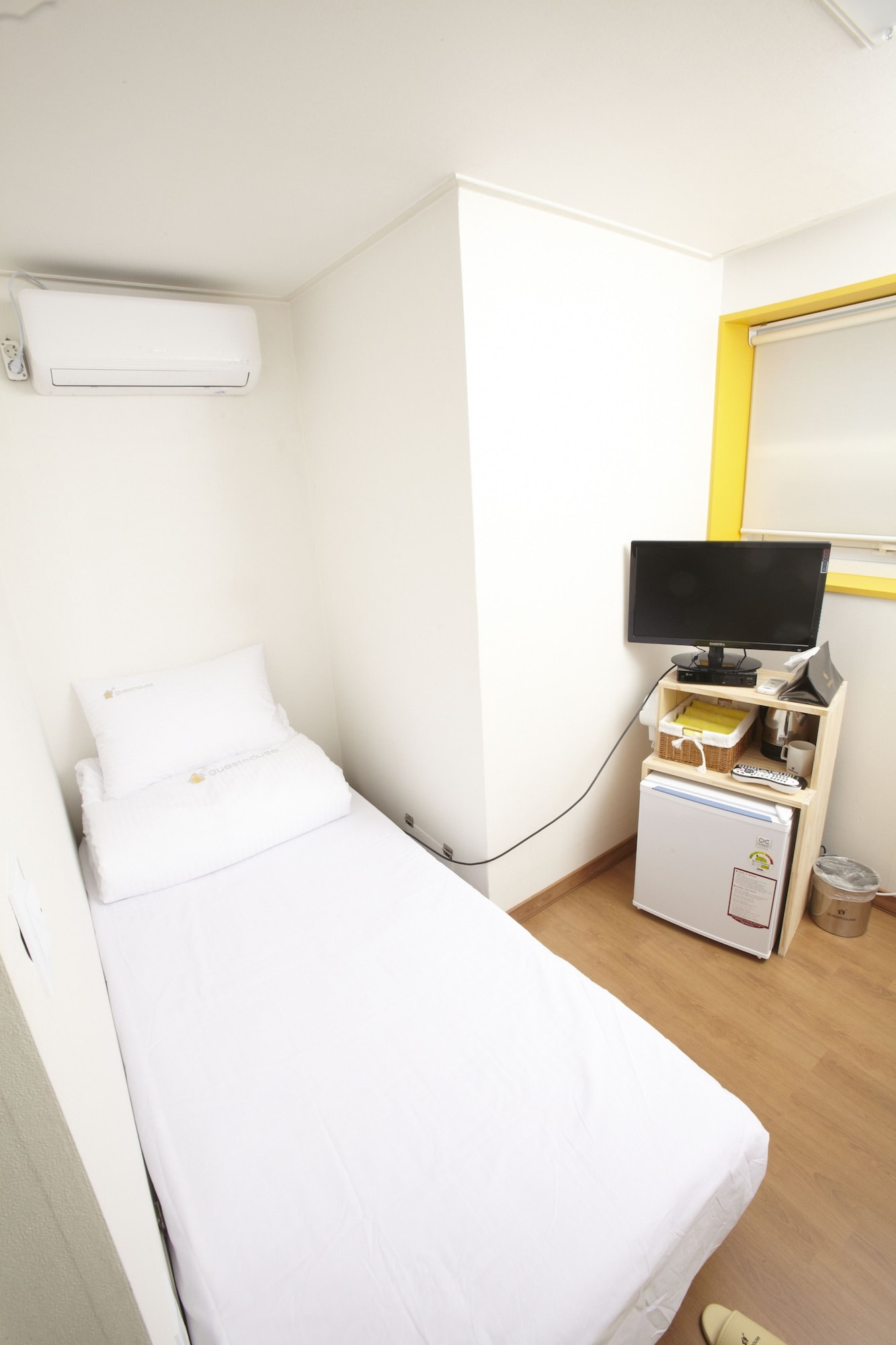ROOM, SINGLE