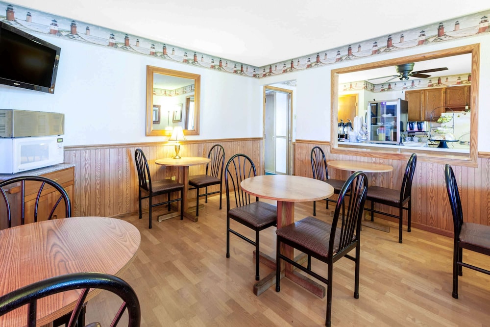 Travelodge by Wyndham Escanaba 39/46