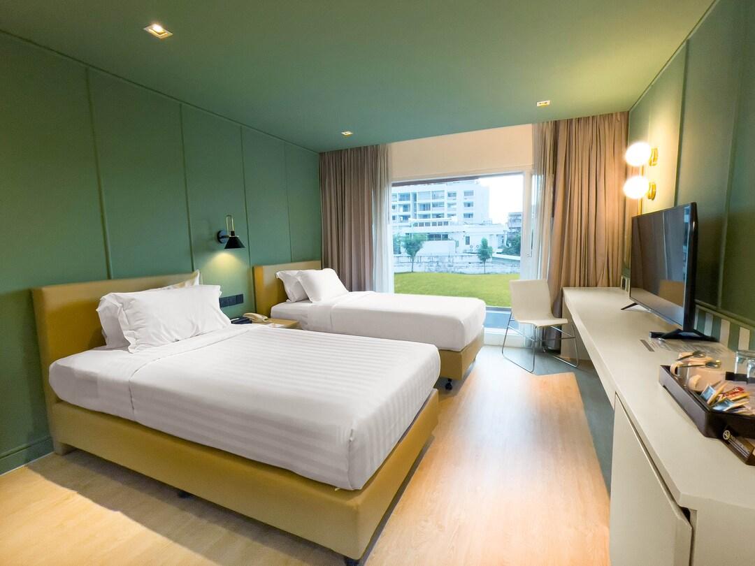 Delight, Happy, Twin Beds
