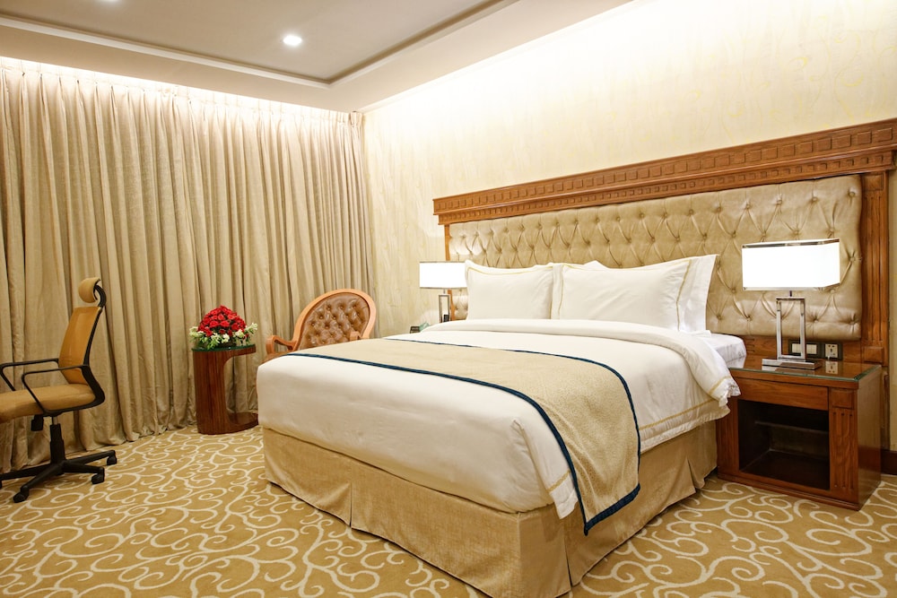 DELUXE, KING BED