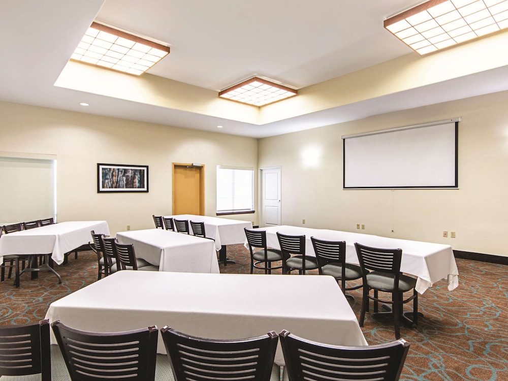 La Quinta Inn & Suites by Wyndham Houston New Caney 31/35