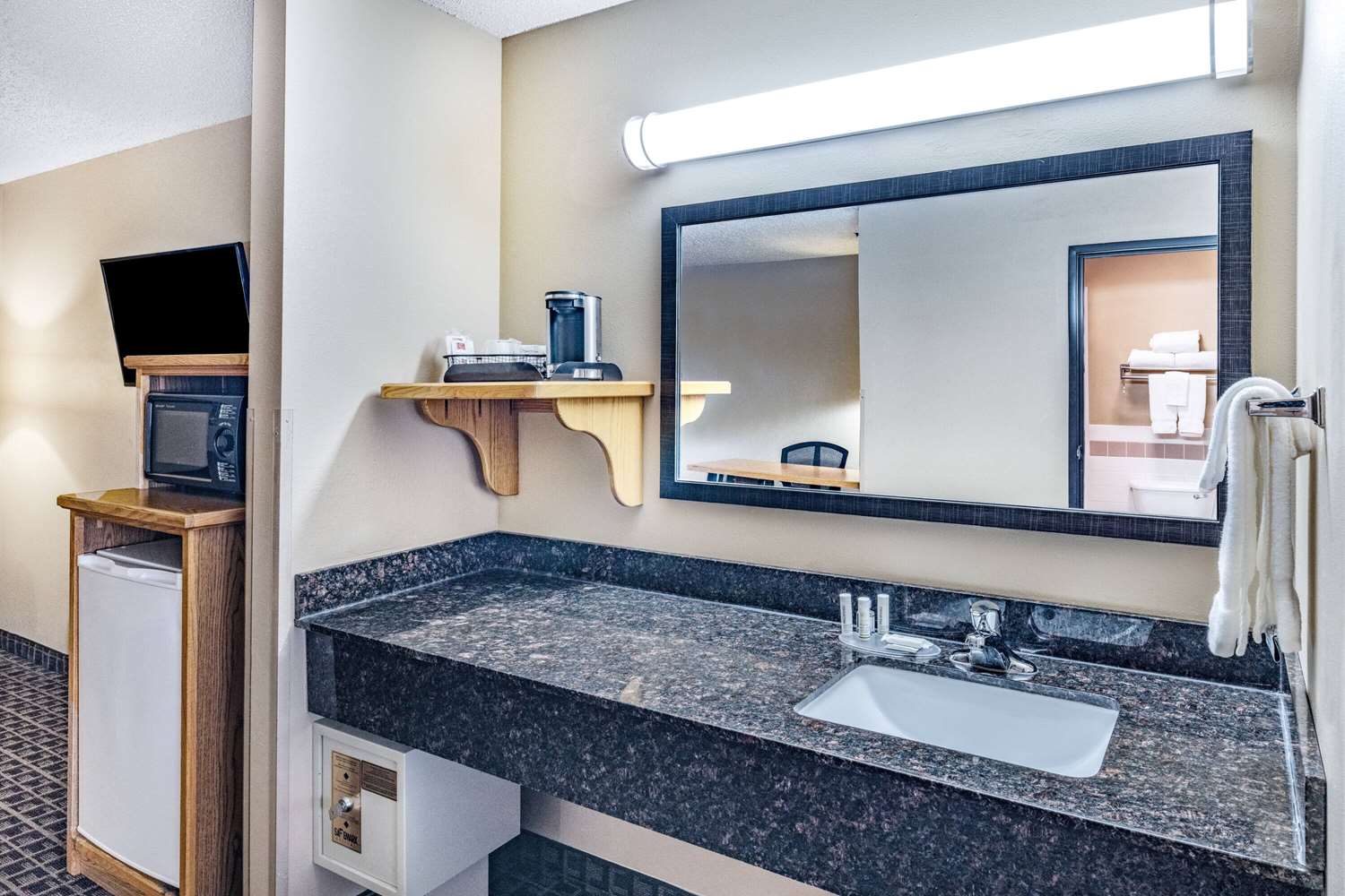 AmericInn by Wyndham Aberdeen Event Center 60/61