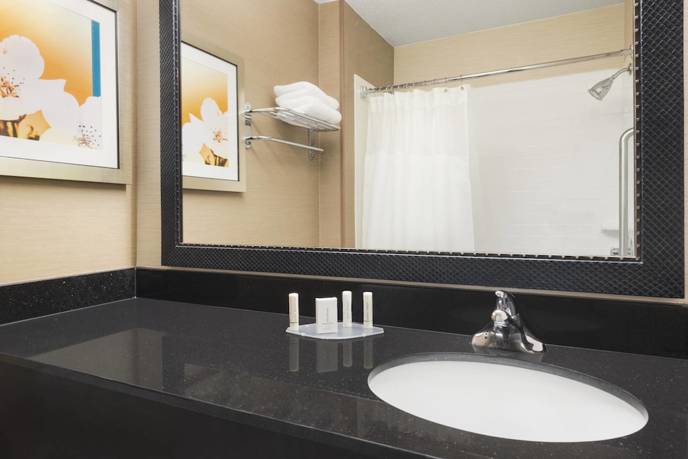 Amerivu Inn Suites Grand Forks 16/21