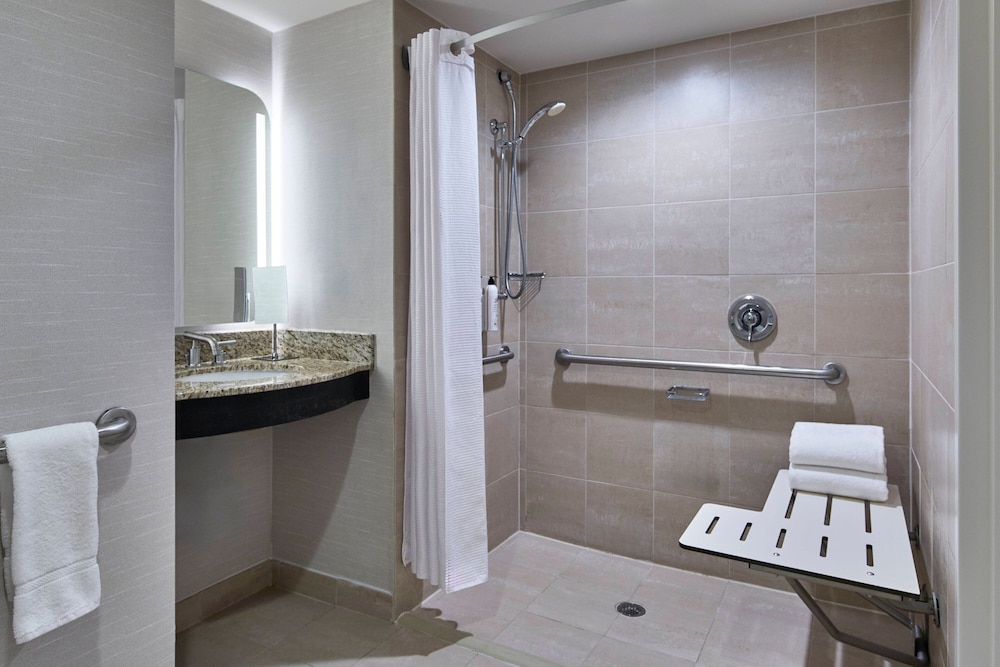 Delta Hotels by Marriott Toledo 48/50