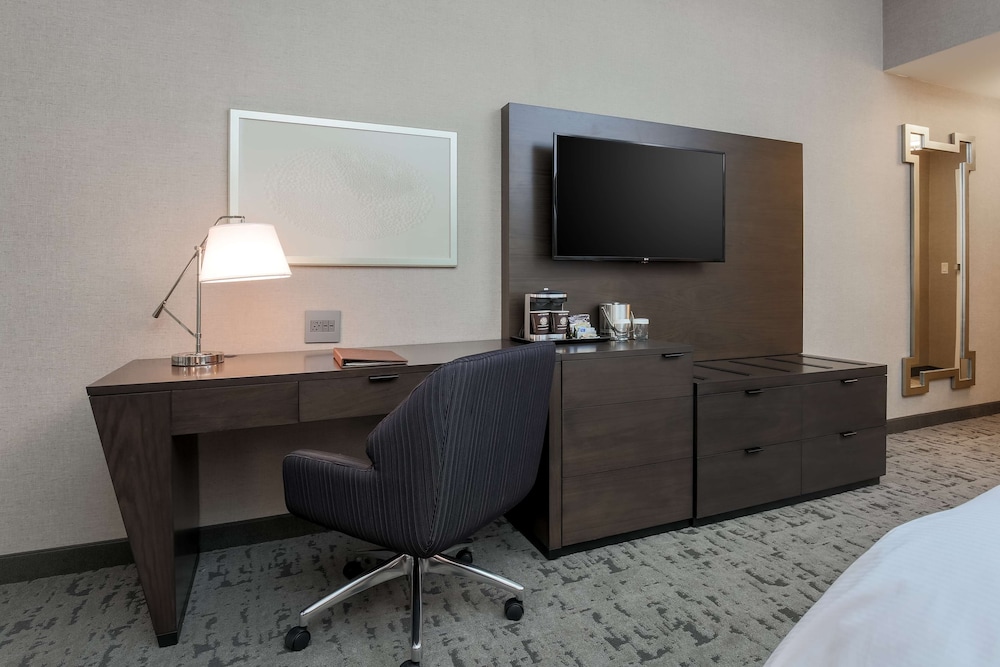 DOUBLETREE BY HILTON EVANSVILLE 64/74