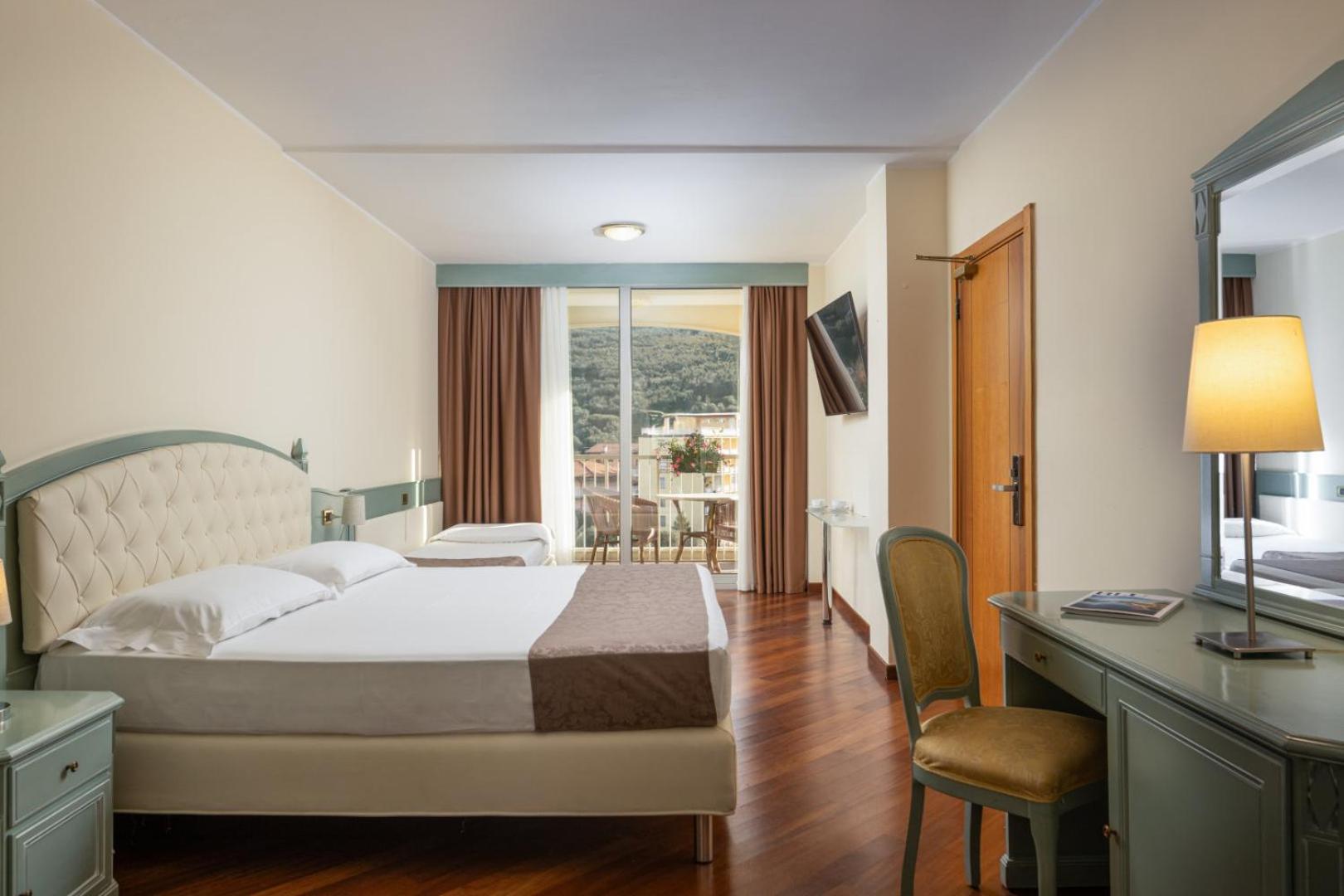 Room, Triple, Pool View