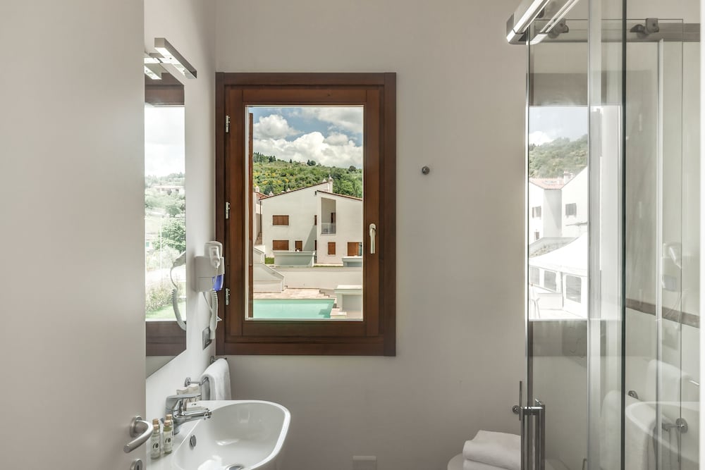 The Florence Hills Resort Spa 46/50