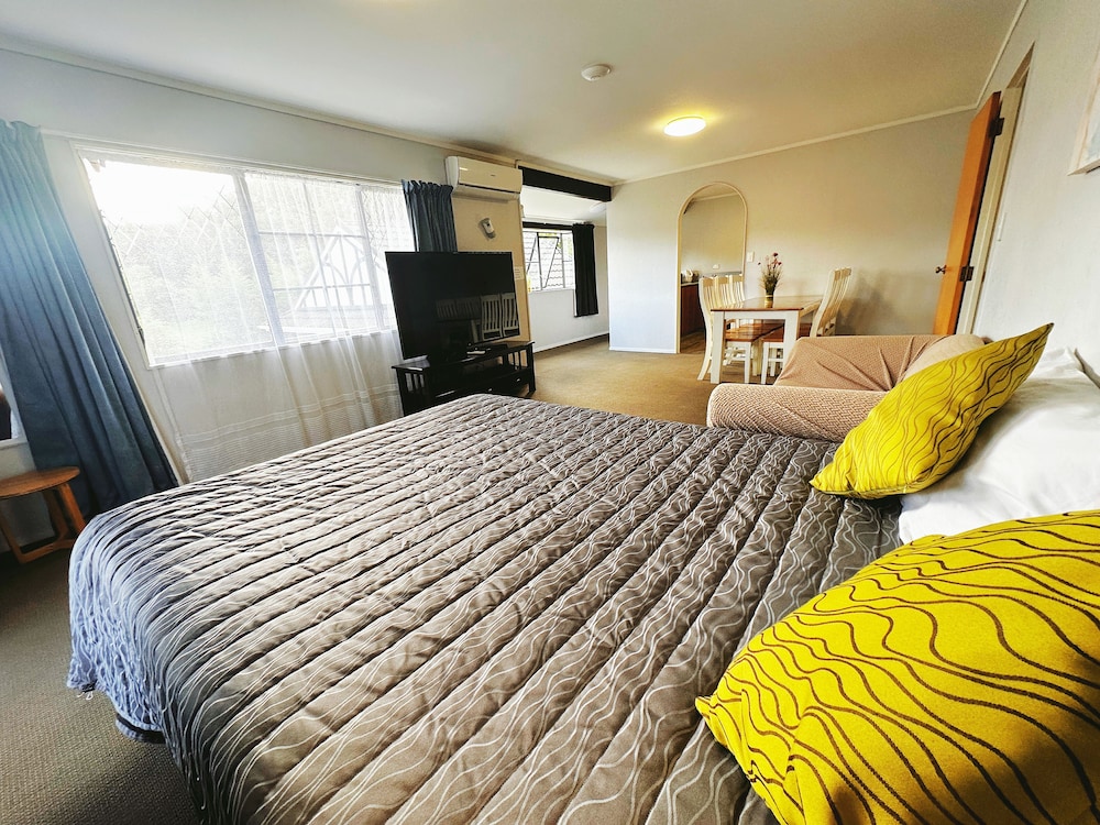 Family, Apartment, 1 Single and 2 Queen Beds