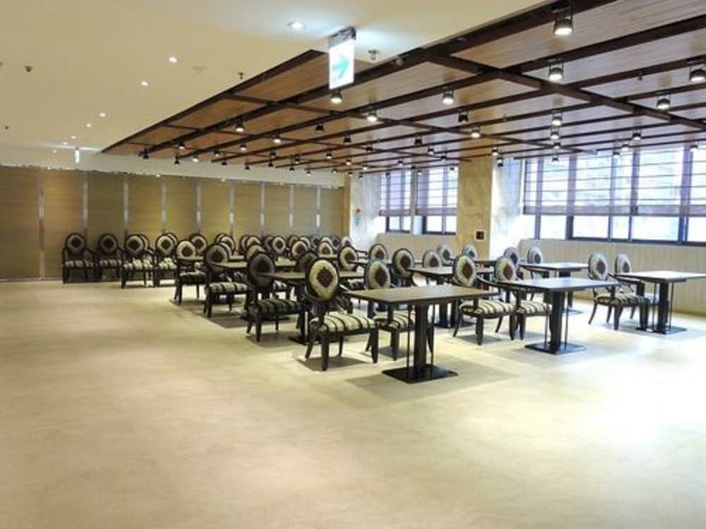 INTERNATIONAL CITIZEN HOTEL 16/26