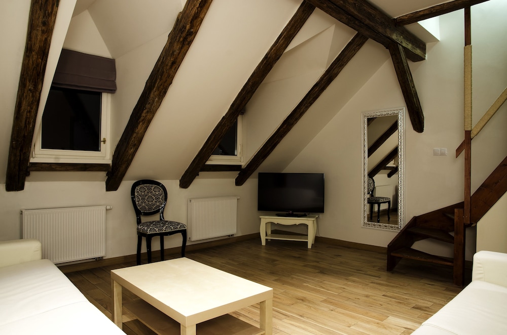 Dolce Vita Suites Hotel 32/48