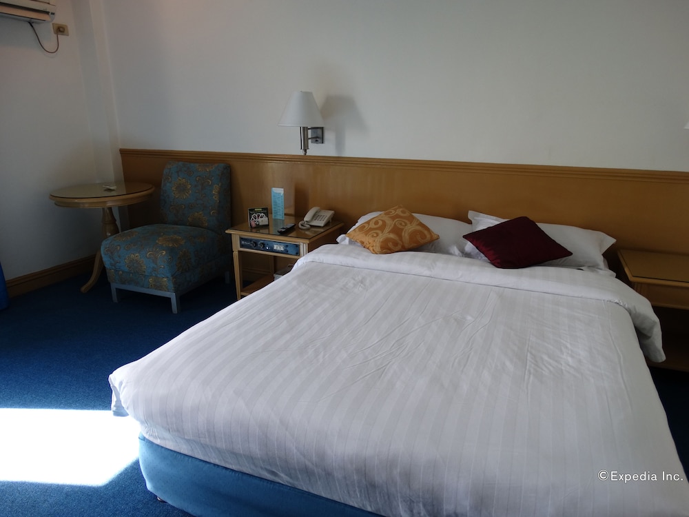 Aloha Hotel 14/48