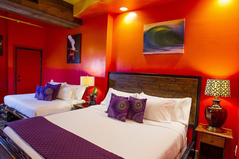 Nomads Hotel 10/67