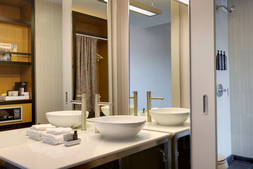 Aloft Milwaukee Downtown 8/43