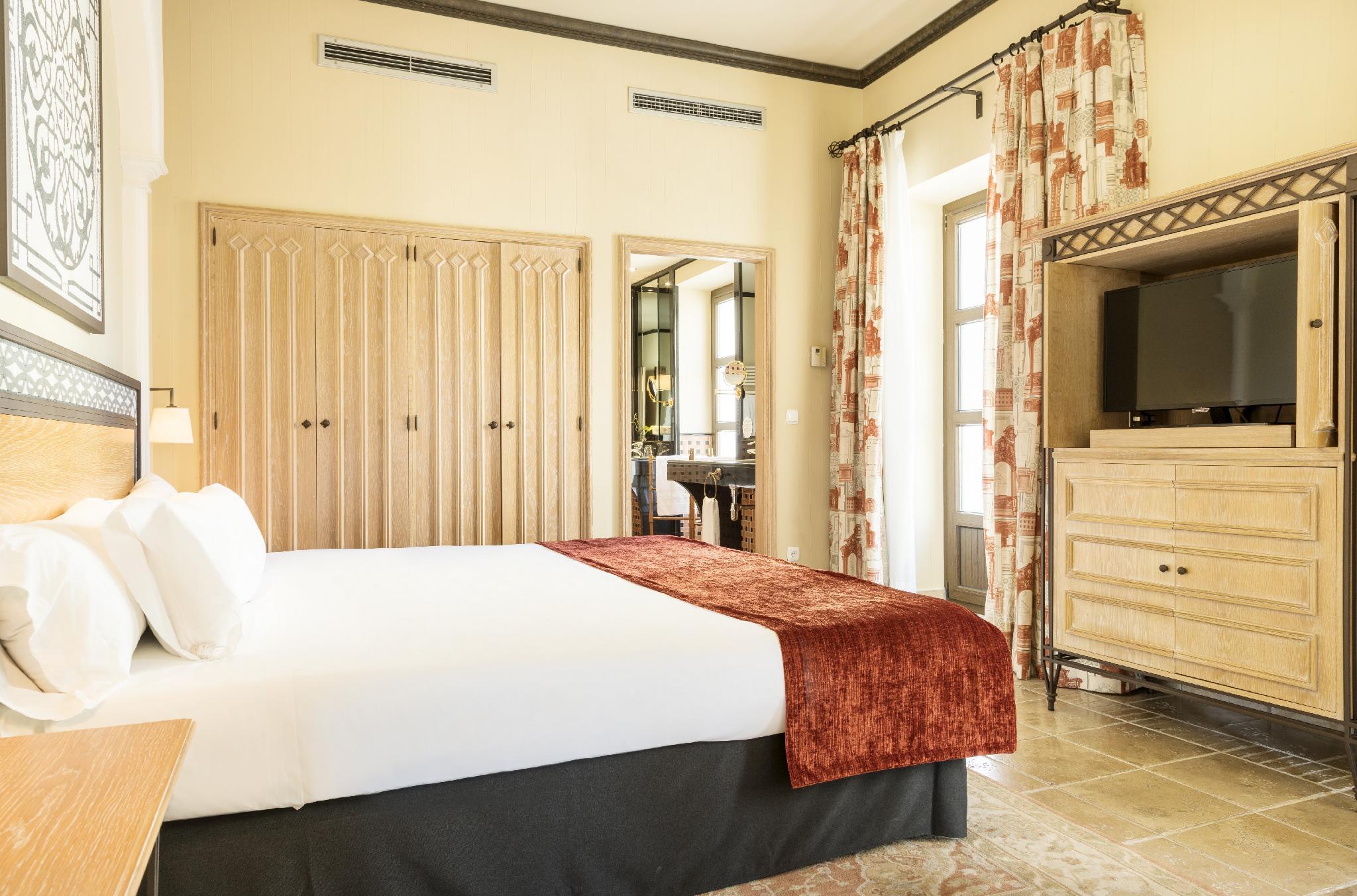 Junior Suite, King and Twin Beds