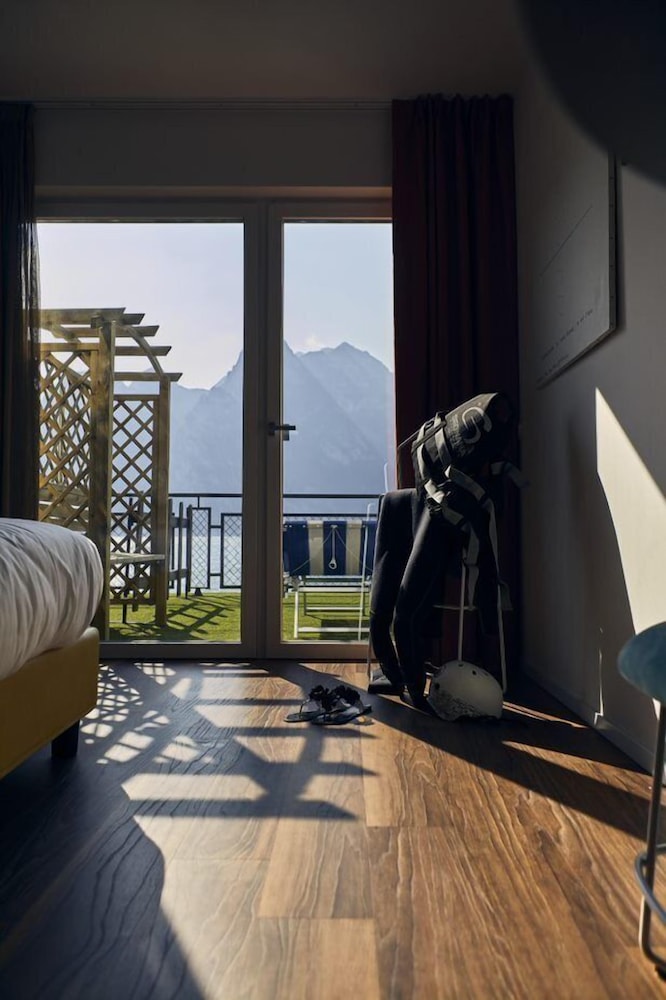 HOTEL PARADISO 51/59