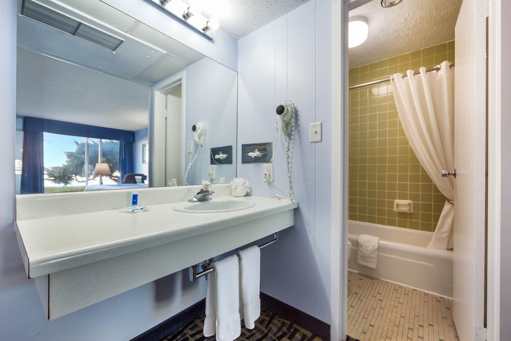 Hospitality Inn & Suites 36/37