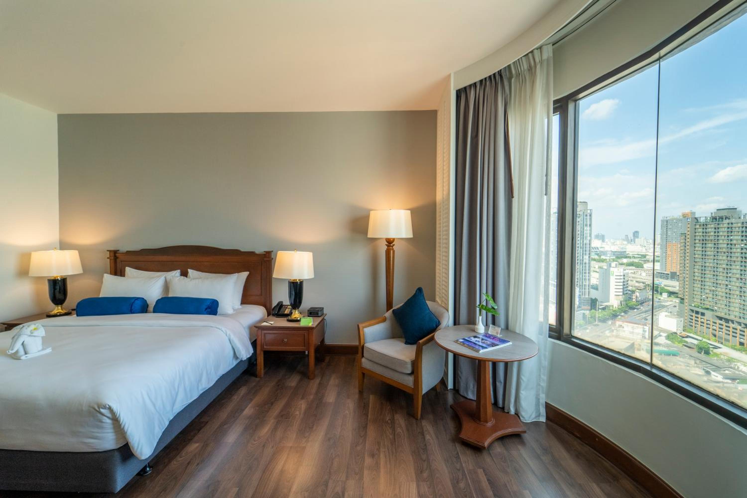 Premier, King and Twin Beds, Sky View