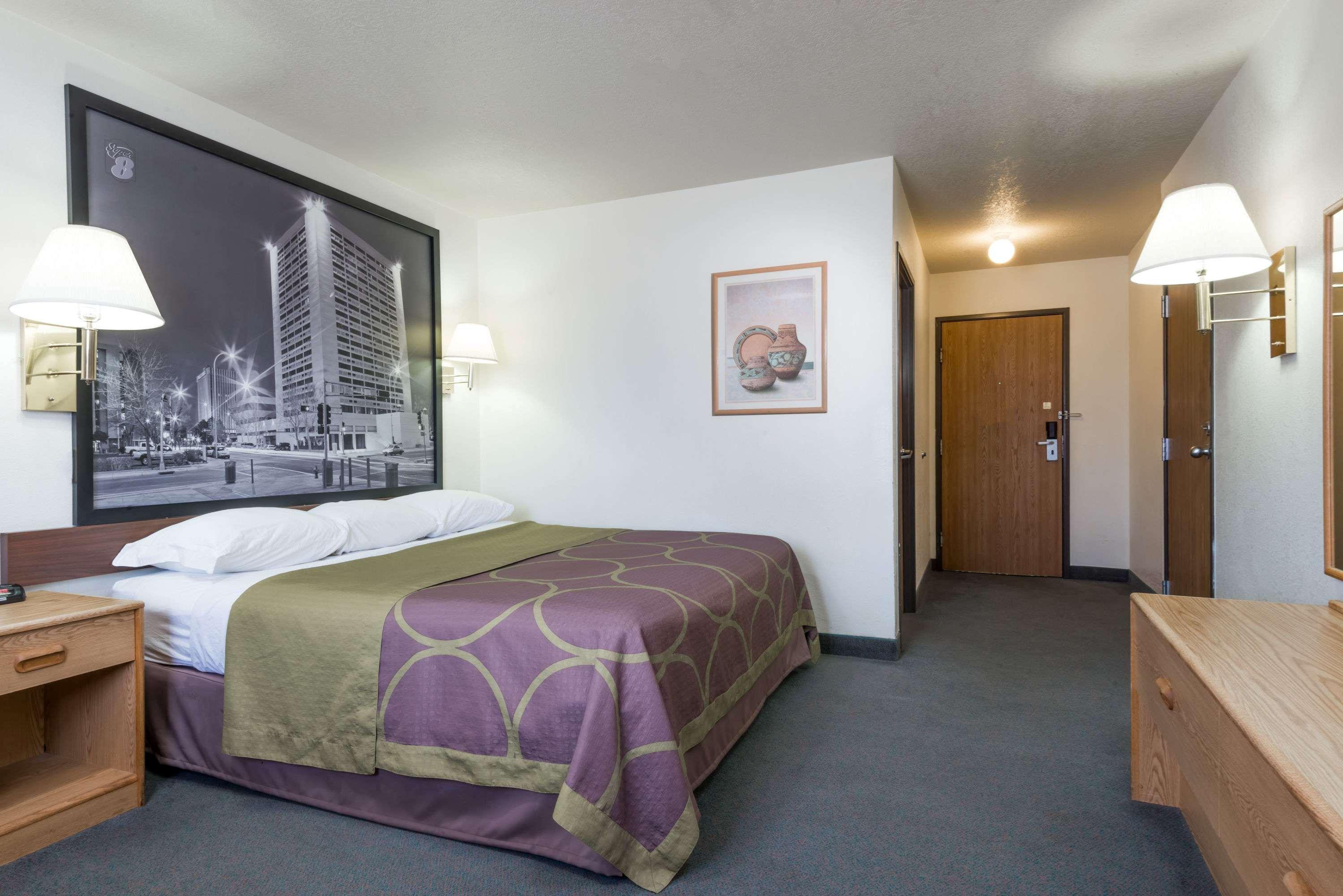 Super 8 By Wyndham Bernalillo 18/26