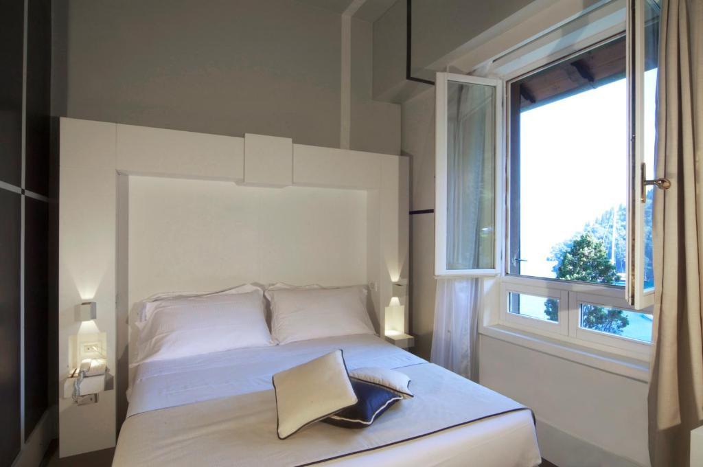 Deluxe, Double or Twin Bed
