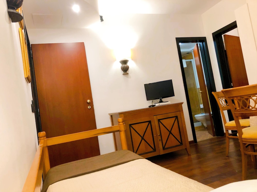 Florio Opera Hotel 6/65