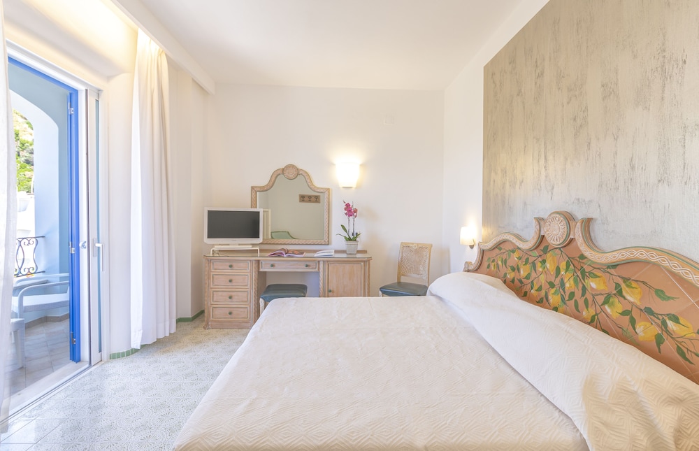 ROOM, DOUBLE BED, PARTIAL SEA VIEW