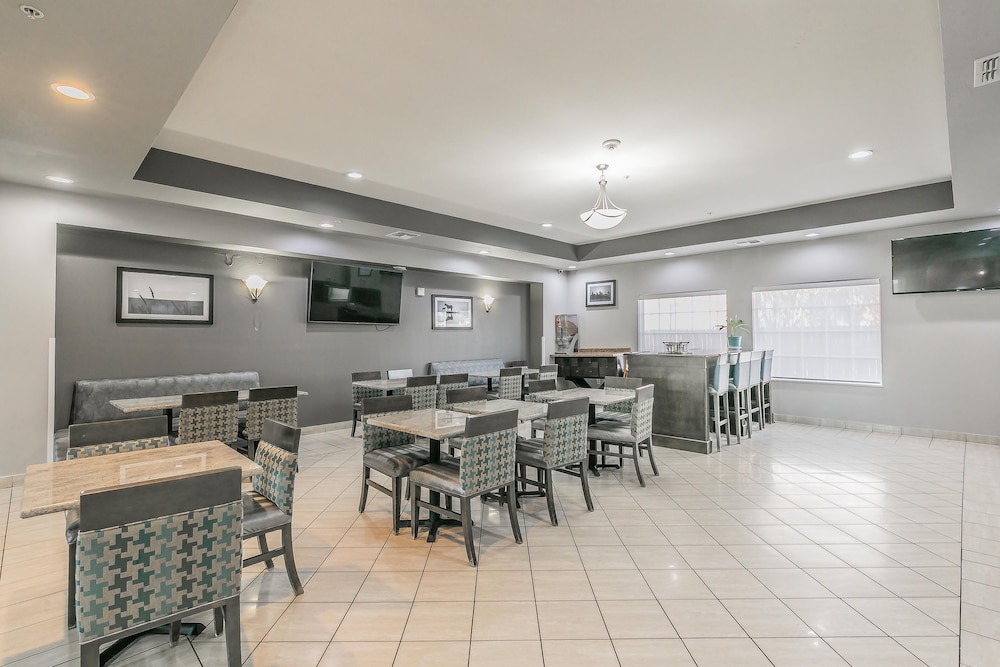 La Quinta Inn and Suites by Wyndham Granbury 54/62