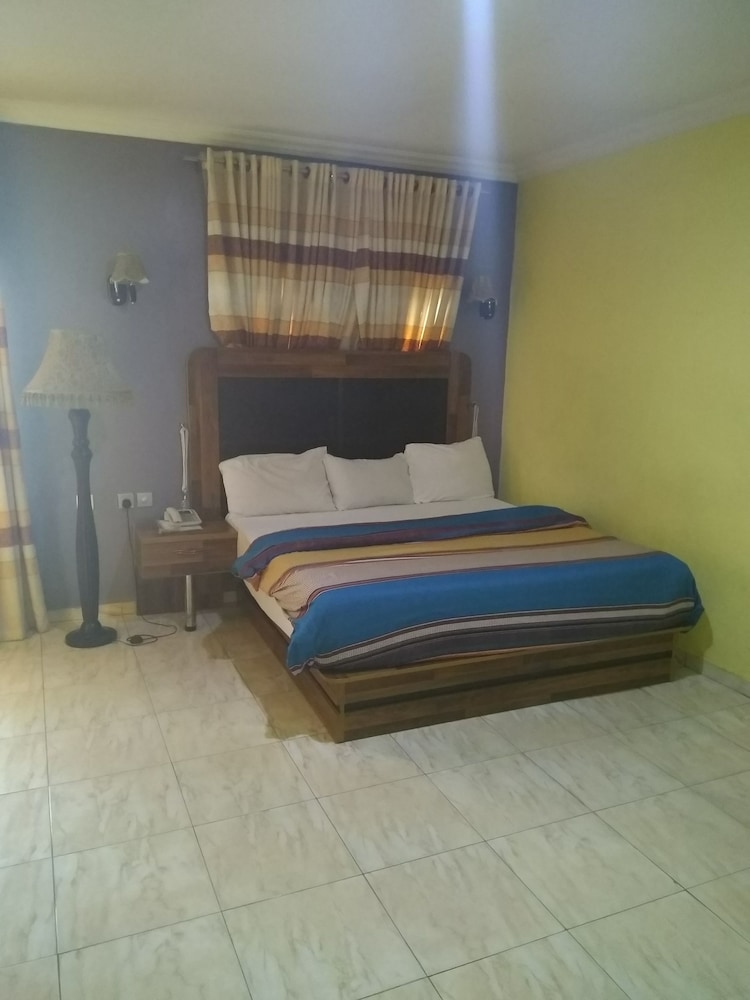 HAVANNAH SUITES 7/17