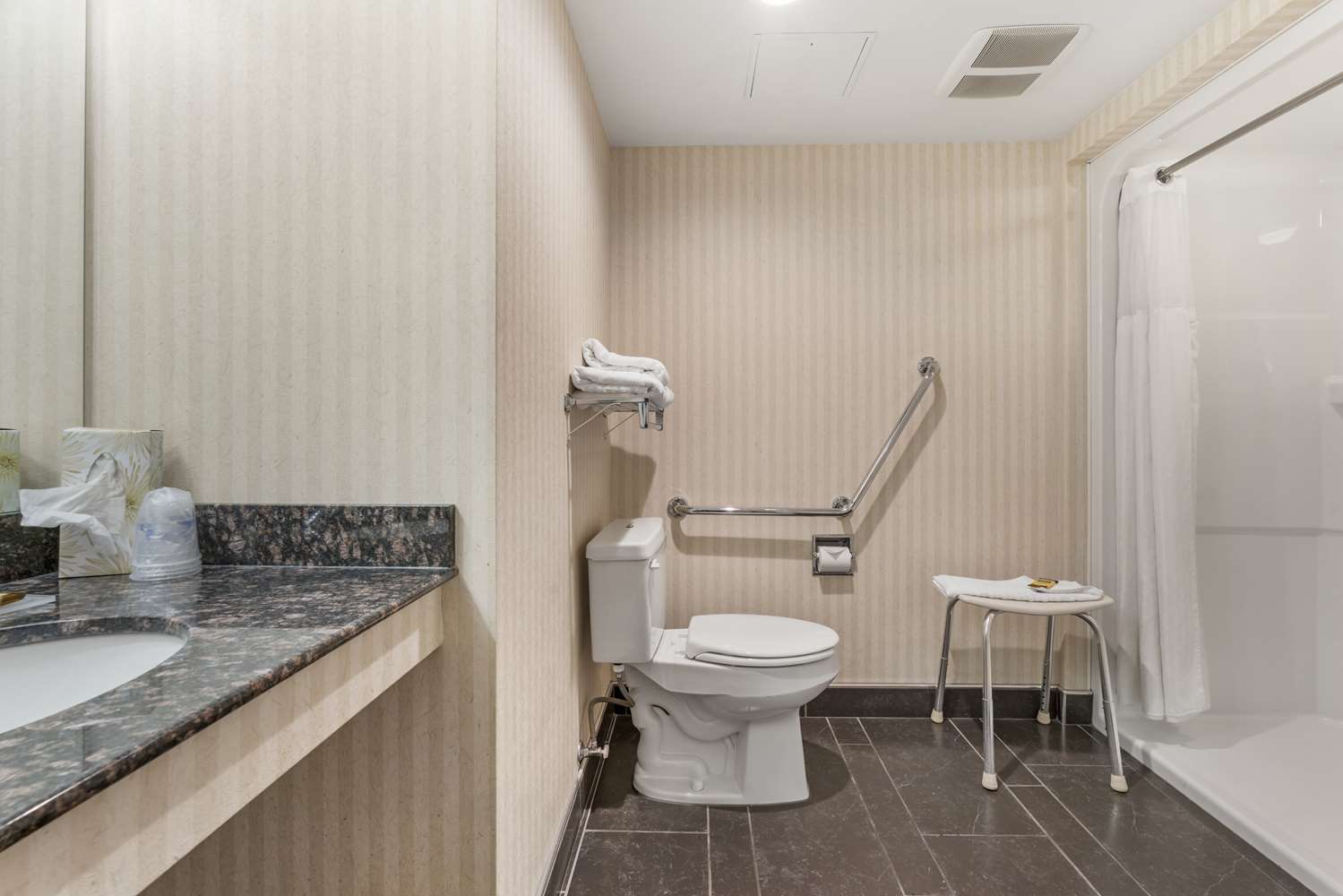 Best Western Plus Kelowna Hotel and Suites 14/15