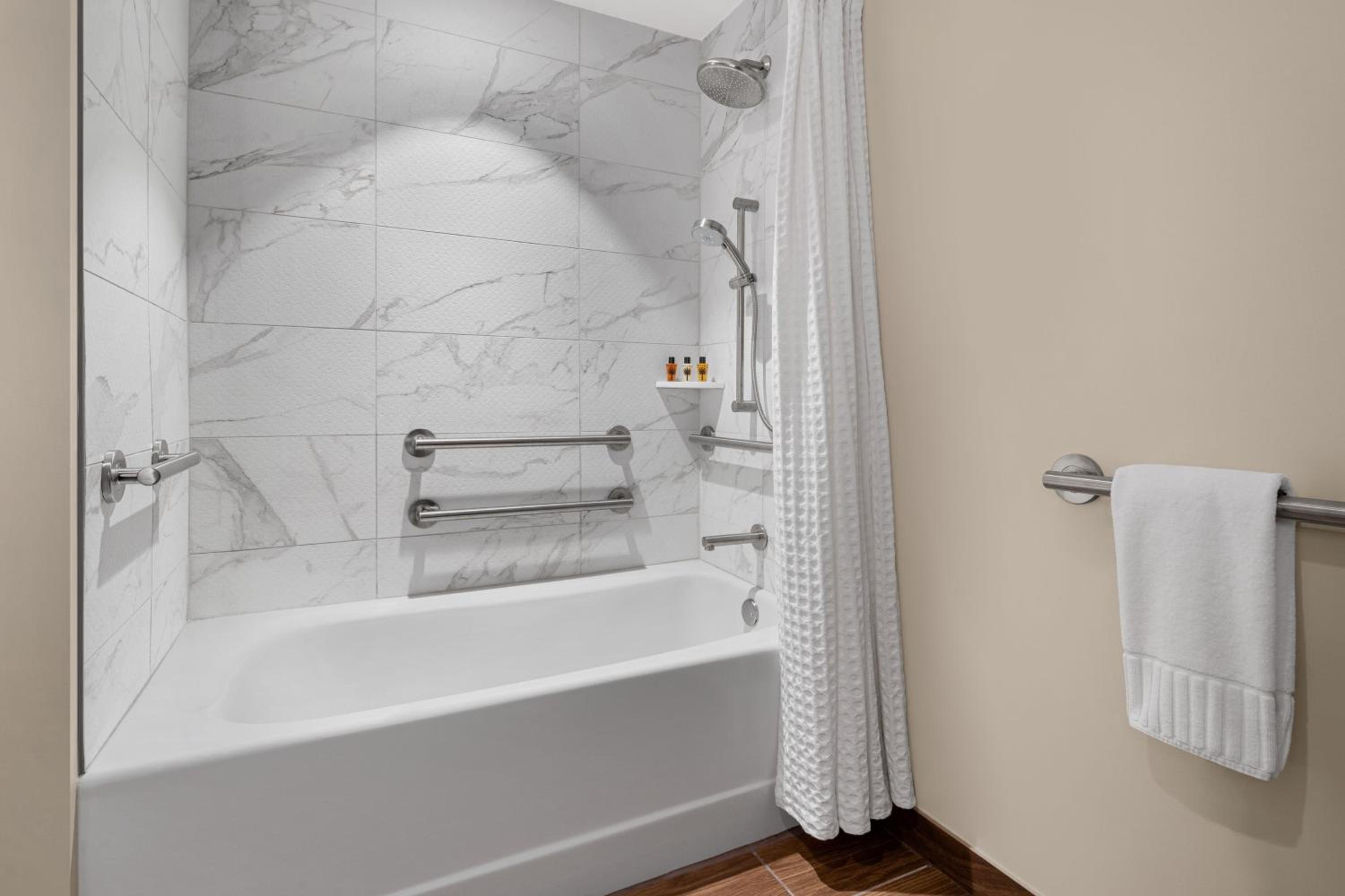 Room, King Bed, Water View, Accessible، The Ben, Autograph Collection 5/5