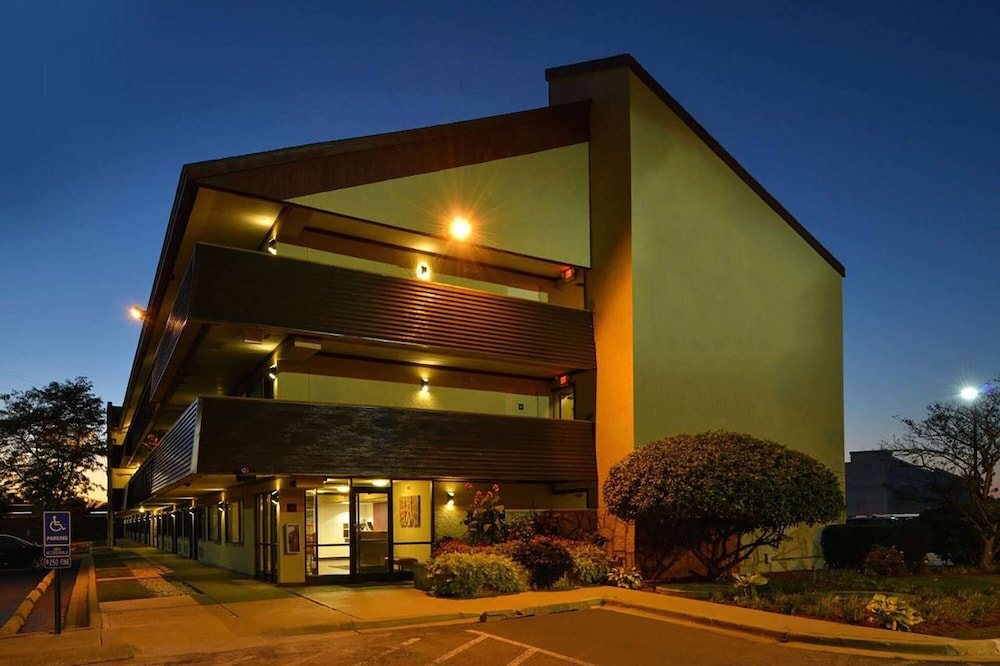 Super 8 by Wyndham Deerfield/Northbrook 2/23