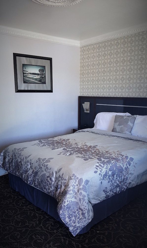 ROOM, QUEEN BED