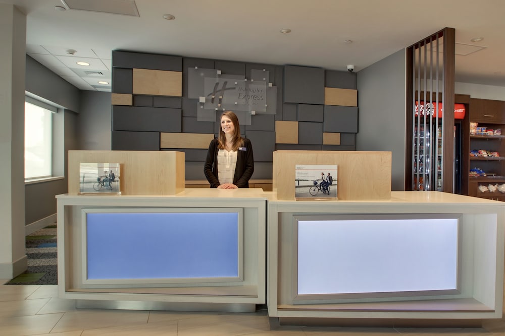 HOLIDAY INN EXPRESS & SUITES ELIZABETHTOWN NORTH 12/47