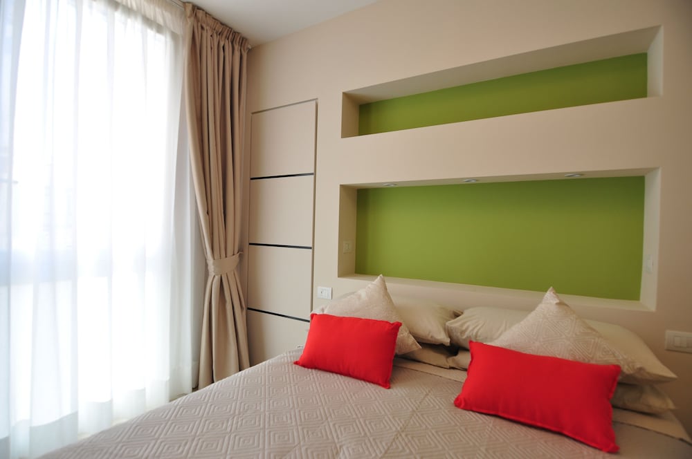 SUITE, QUEEN BED, SOFA