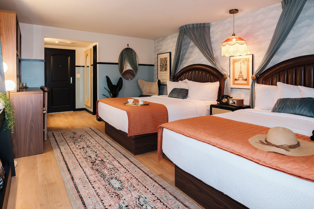 Madame, Classic, 2 Queen Beds